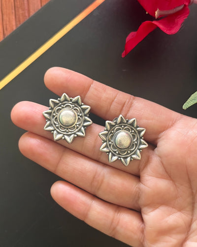 Mandaar Studs